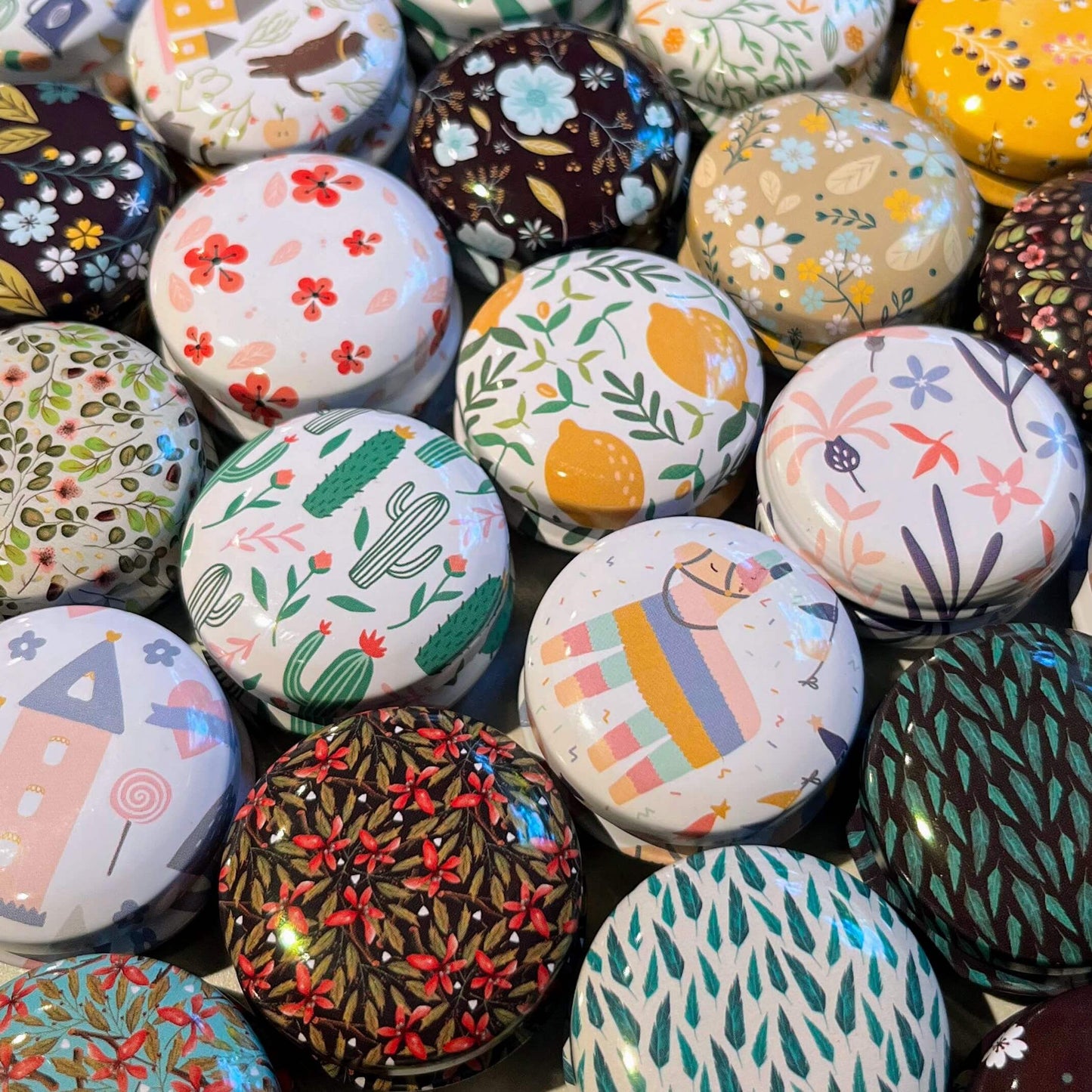 Colorful tins with flowers, leaves, fruit and even naive pictures of piñatas, castles and dogs.